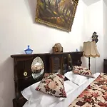 Coquette In Old Town Apartment